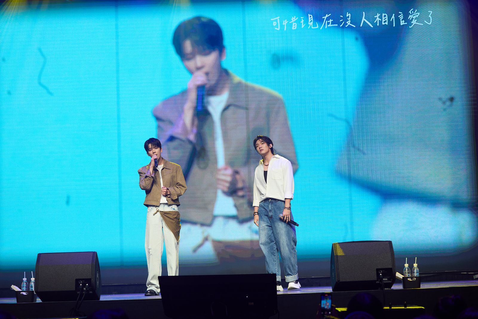 永才與徐暐翔合唱〈我們到底算什麼〉。FU Entertainment、DJB、A.COMPASS提供