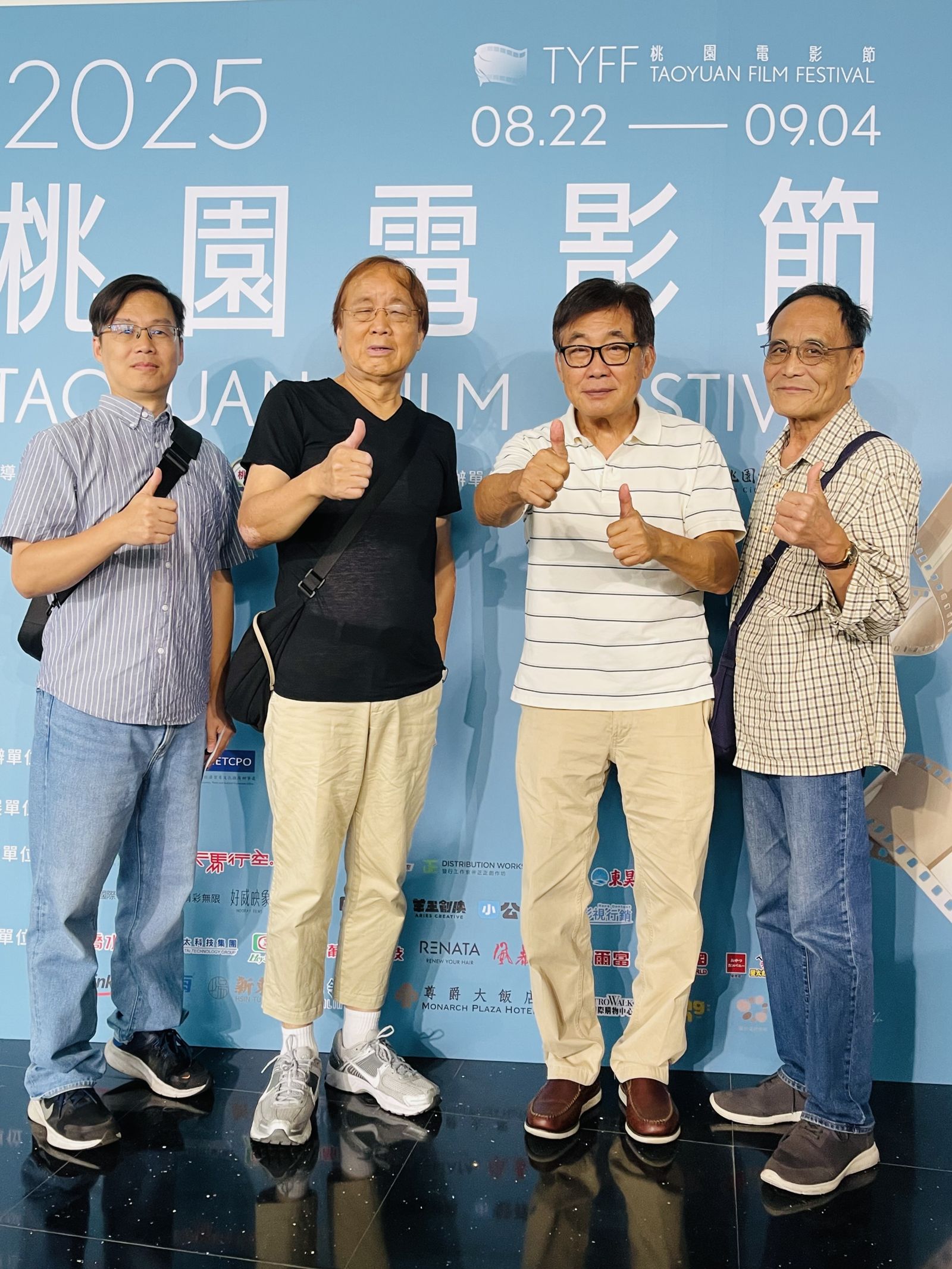 許多好友來看《筧橋英烈傳》為梁修身喝采 ,左起:中原大學教授向鴻全、作家陳銘磻、導演梁修身、作家林文義。桃園電影節提供