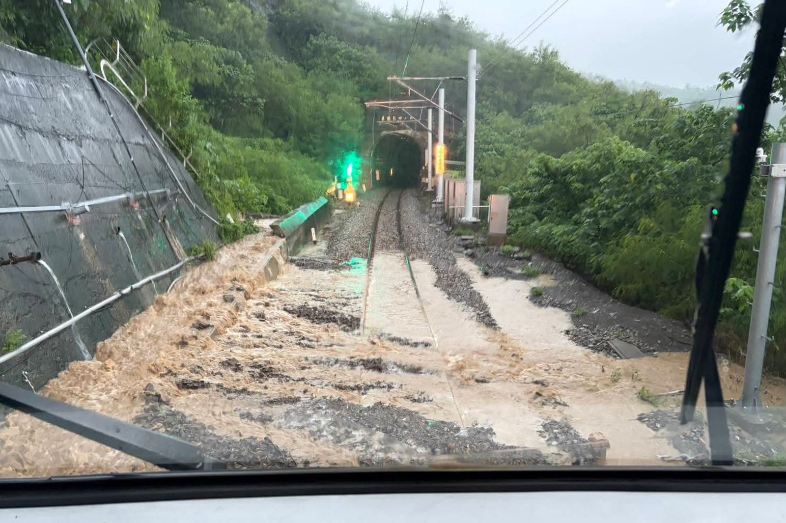 豪雨狂炸屏東交通受阻 台鐵南迴線「枋山-坊野」土石流淹軌中斷 公路積水僅剩一線能走