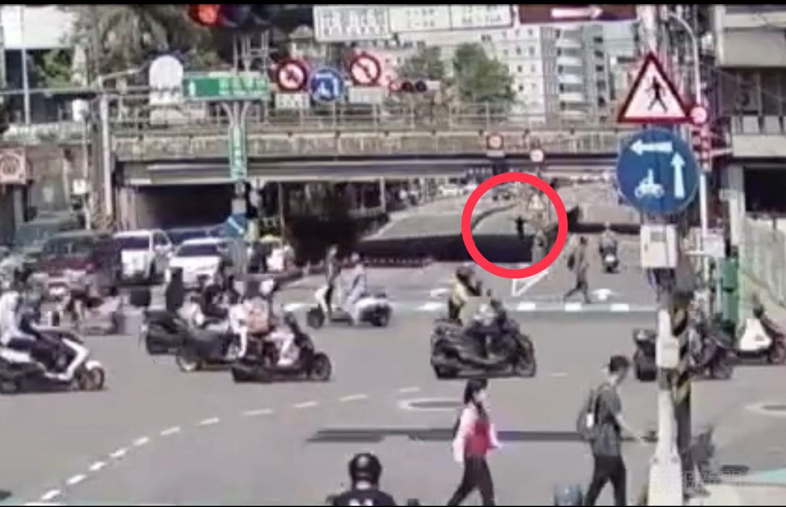 有片／疑情緒躁鬱　女子馬路上做這件事嚇壞人