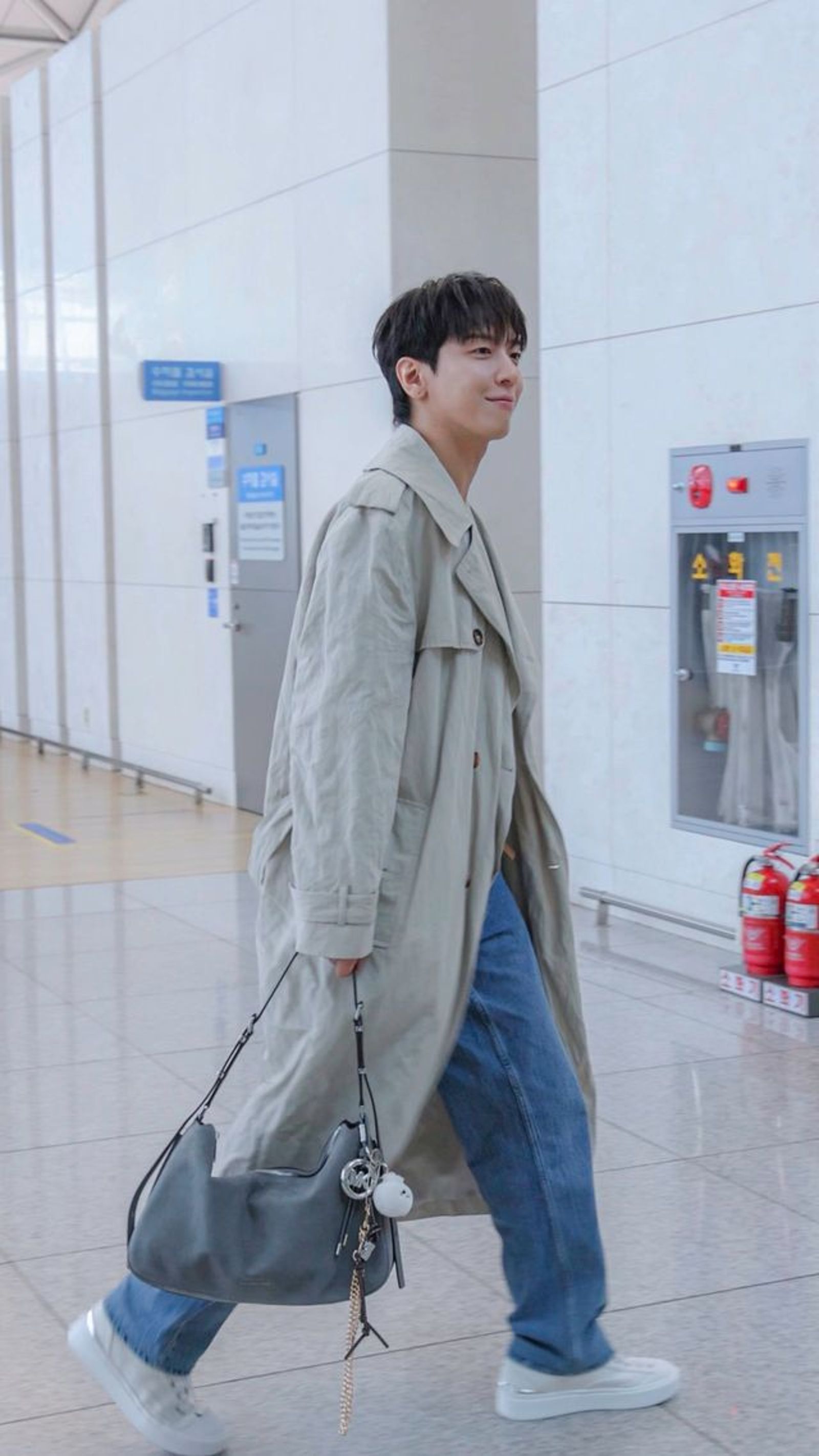 鄭容和拎著品牌秋冬新款Nolita Bag，包包要價1萬2800元台幣。品牌提供