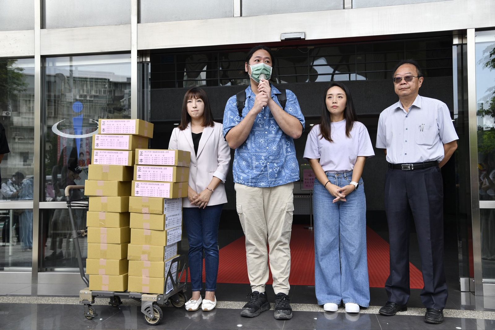 不畏黑金勢力威脅！罷團「拔羅波」赴新北選委會補送2035份連署書