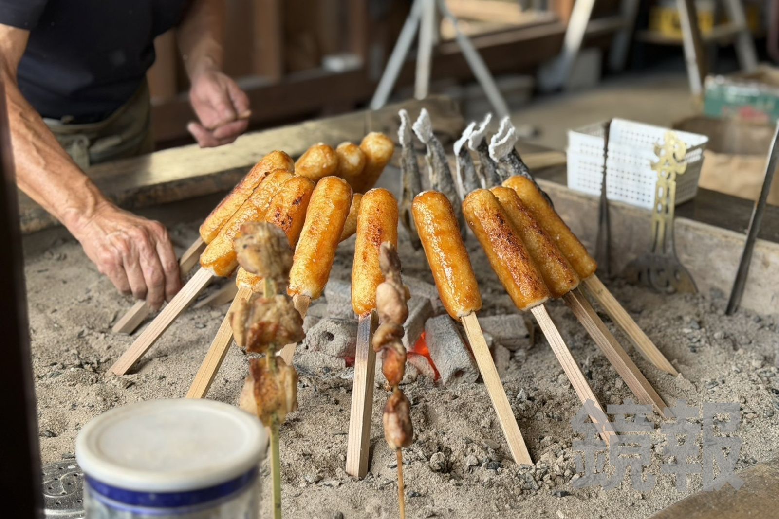 日本秋田必吃獵人料理「烤米棒」!鍋巴香氣逼人就像烤飯糰