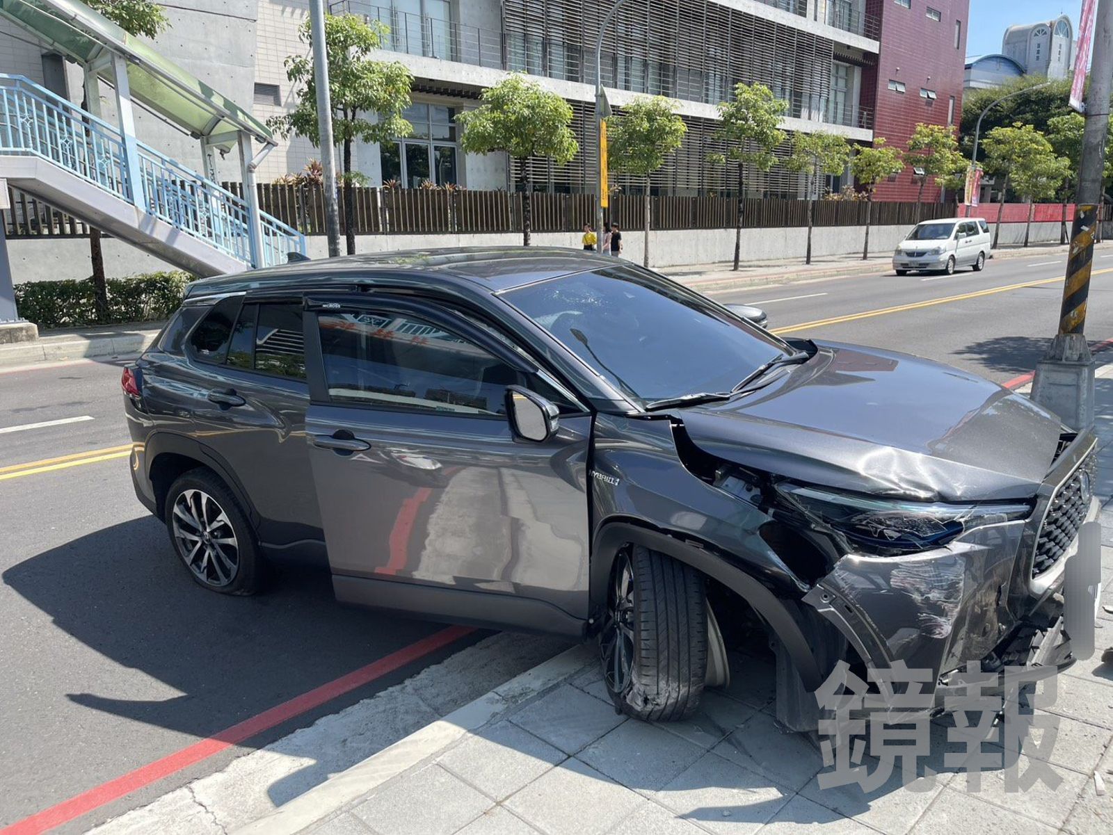 程女因撞到騎士後太緊長,又撞上路邊燈桿,造成車頭嚴重毀損。翻攝畫面