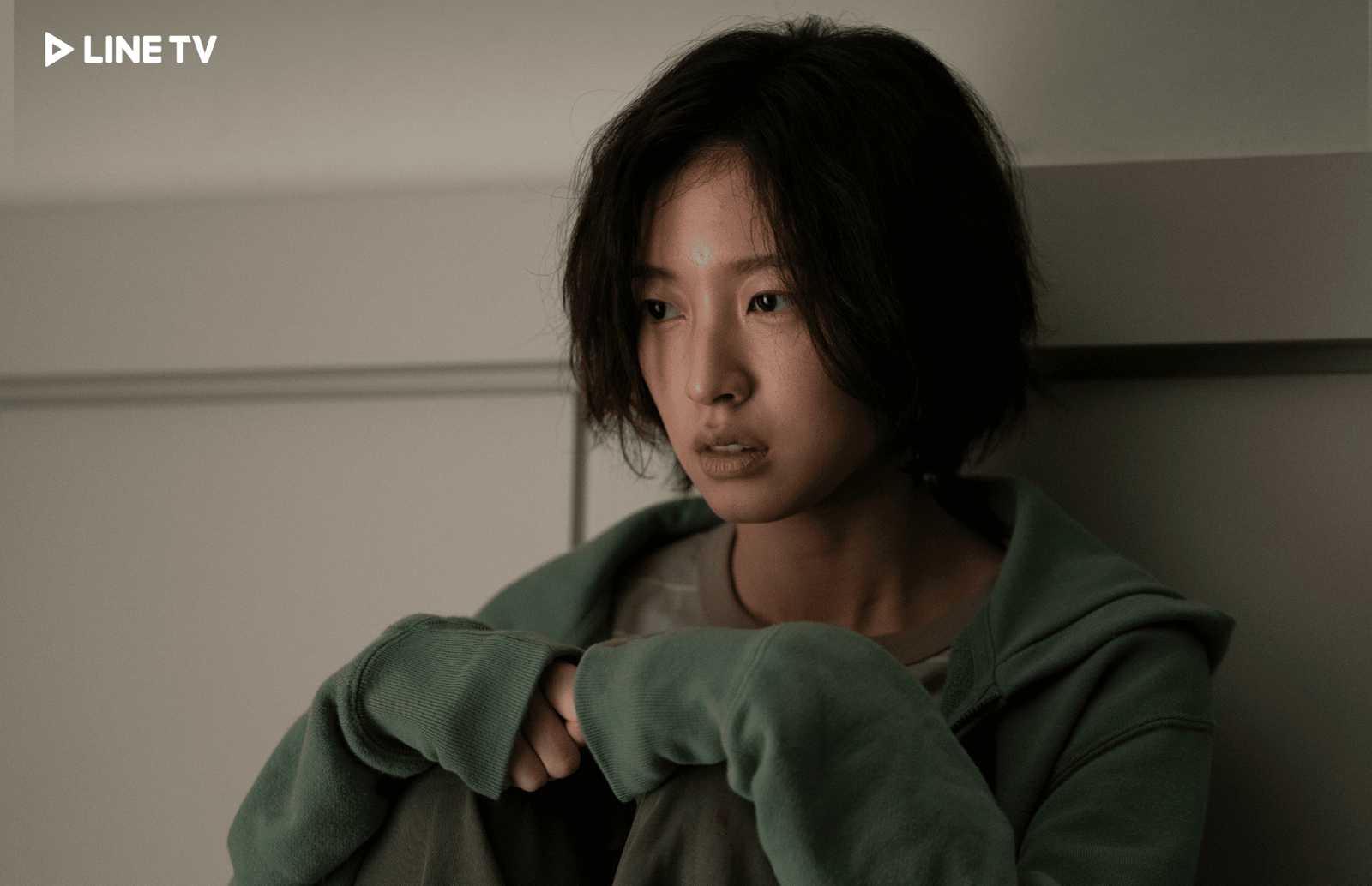 Arin飾演的陰鬱少女，因童年目睹母弒父而有心理陰影。LINE TV提供