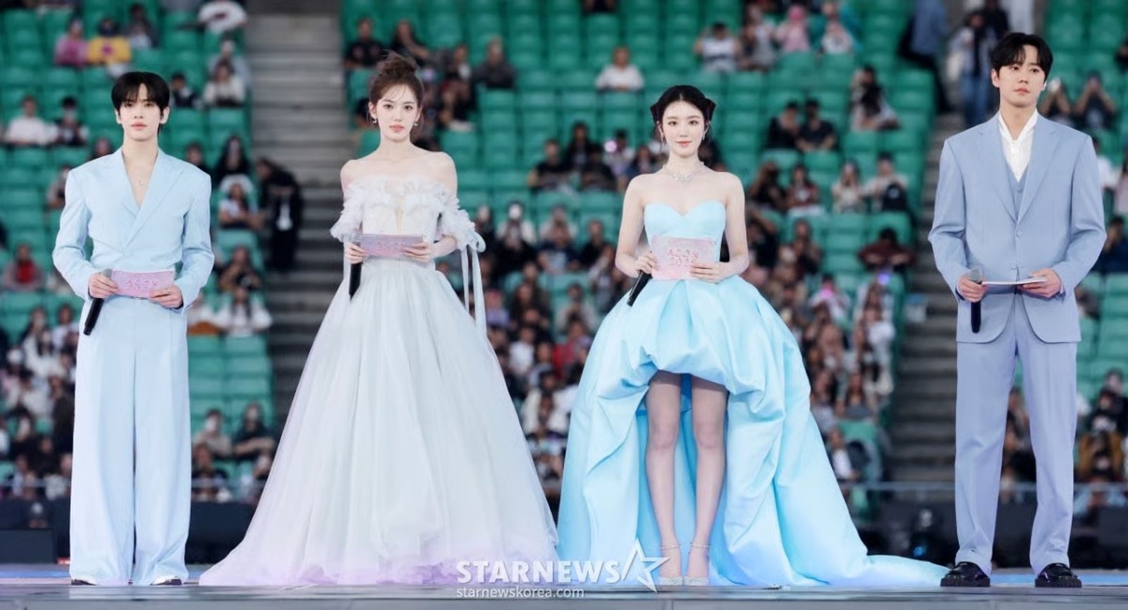 今晚典禮由Allen（左起）、Sui、舒華、李濬榮一起主持。翻攝STARNEWS