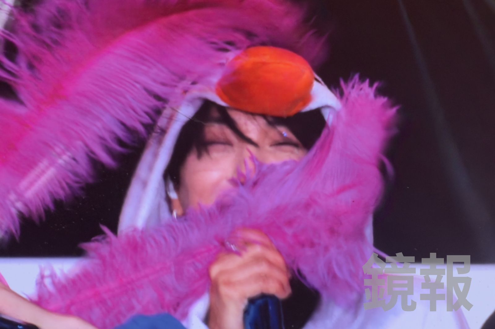 希澈的羽毛一直「攻擊」到團員。讀者提供