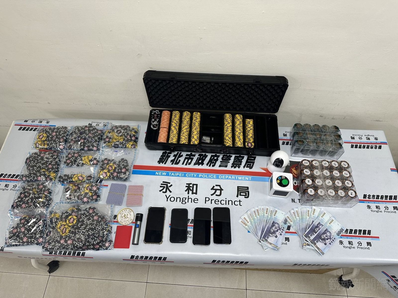 警方在現場查扣的抽頭金、籌碼等證物。警方提供