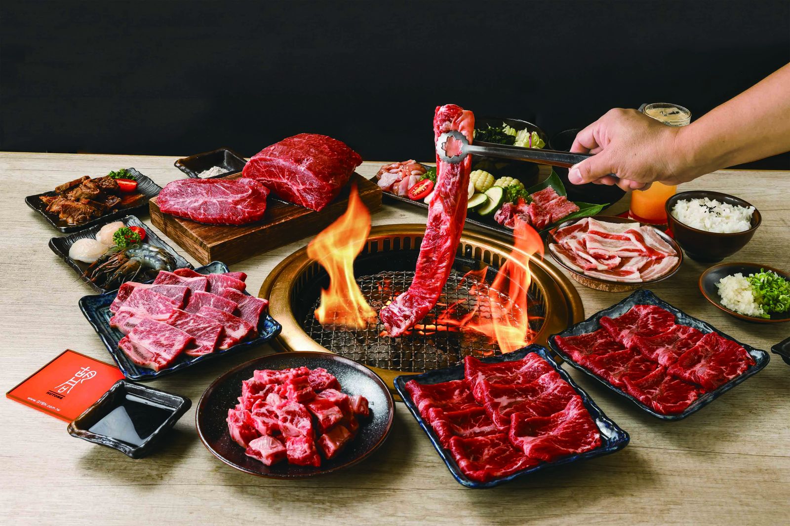 父親節帶爸爸爽吃肉!胡同燒肉「爸王套餐」登場,美國Prime級牛小排、牛肋條、板腱無限續點