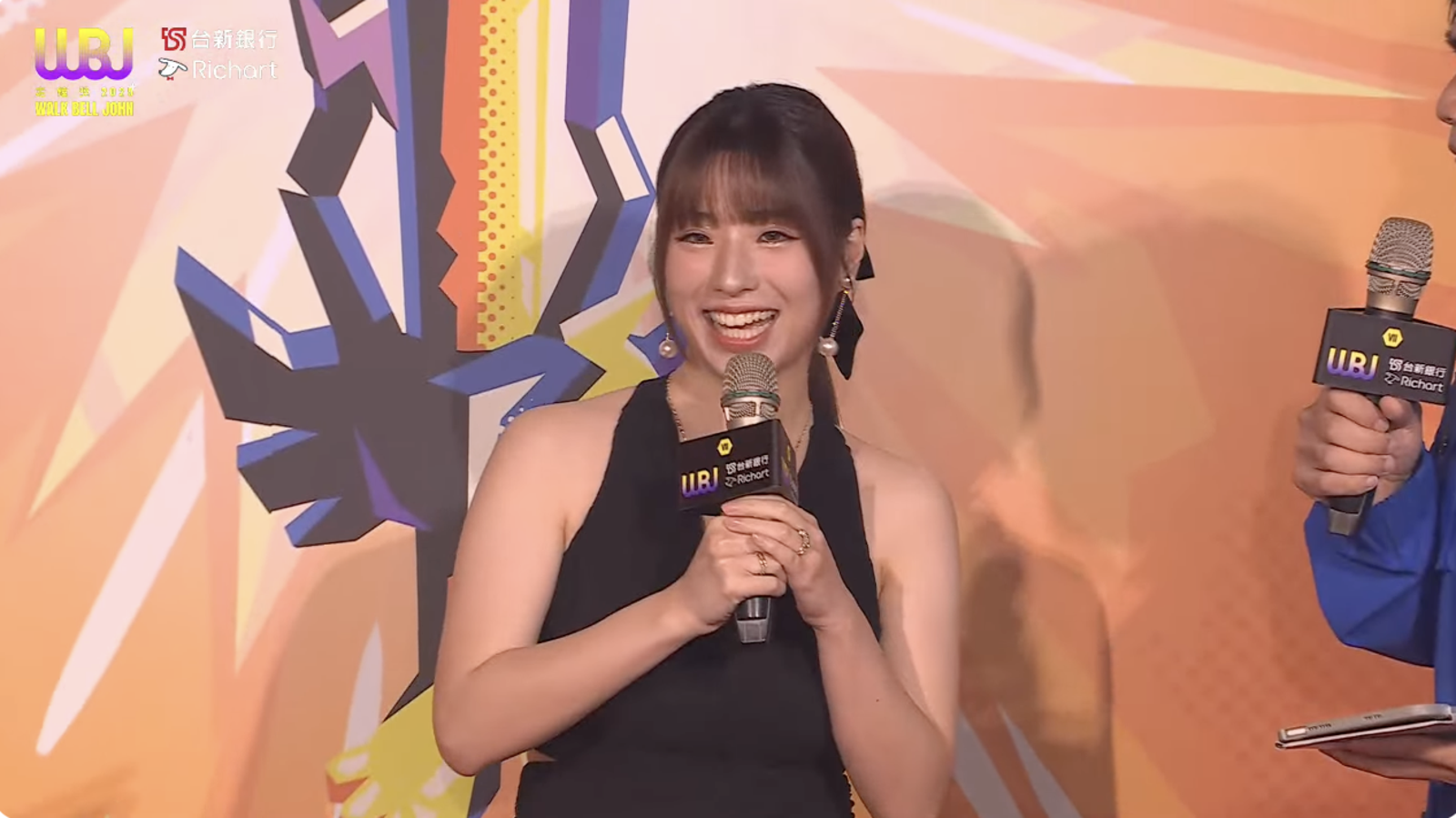 阿潔(如圖)代替姊姊阿蘋參加走鐘獎。翻攝YT@走鐘獎