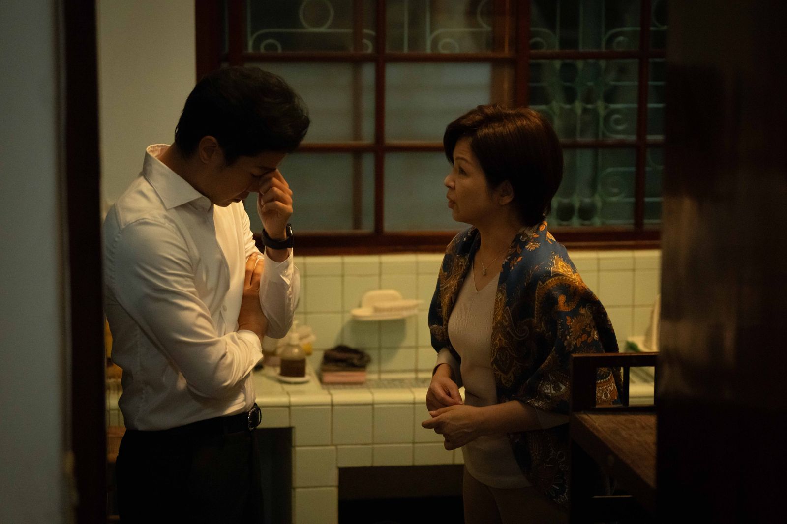 楊貴媚（右）在《我們與惡的距離Ⅱ》中想說服薛仕凌閃兵。CATCHPLAY+、公視、大慕可可提供