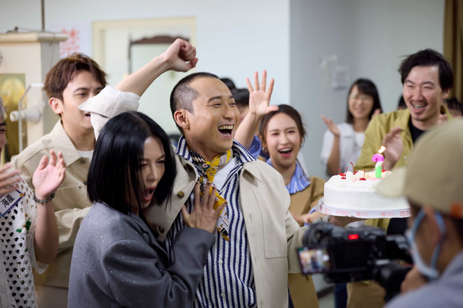 大家幫浩子(右)驚喜慶生,苗可麗(左)更大方獻上熱舞祝壽。公視台語台提供