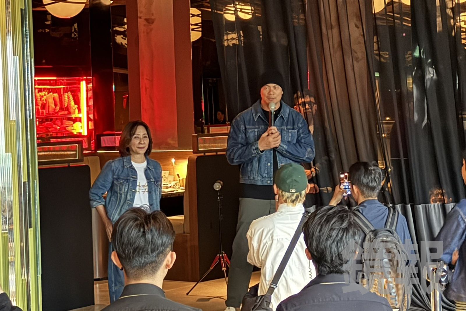 「CHAR CHAR steak & BAR MOOD Taichung」創辦人魏幸怡（圖左）特地感謝主廚江振誠（圖右）的大力幫忙。