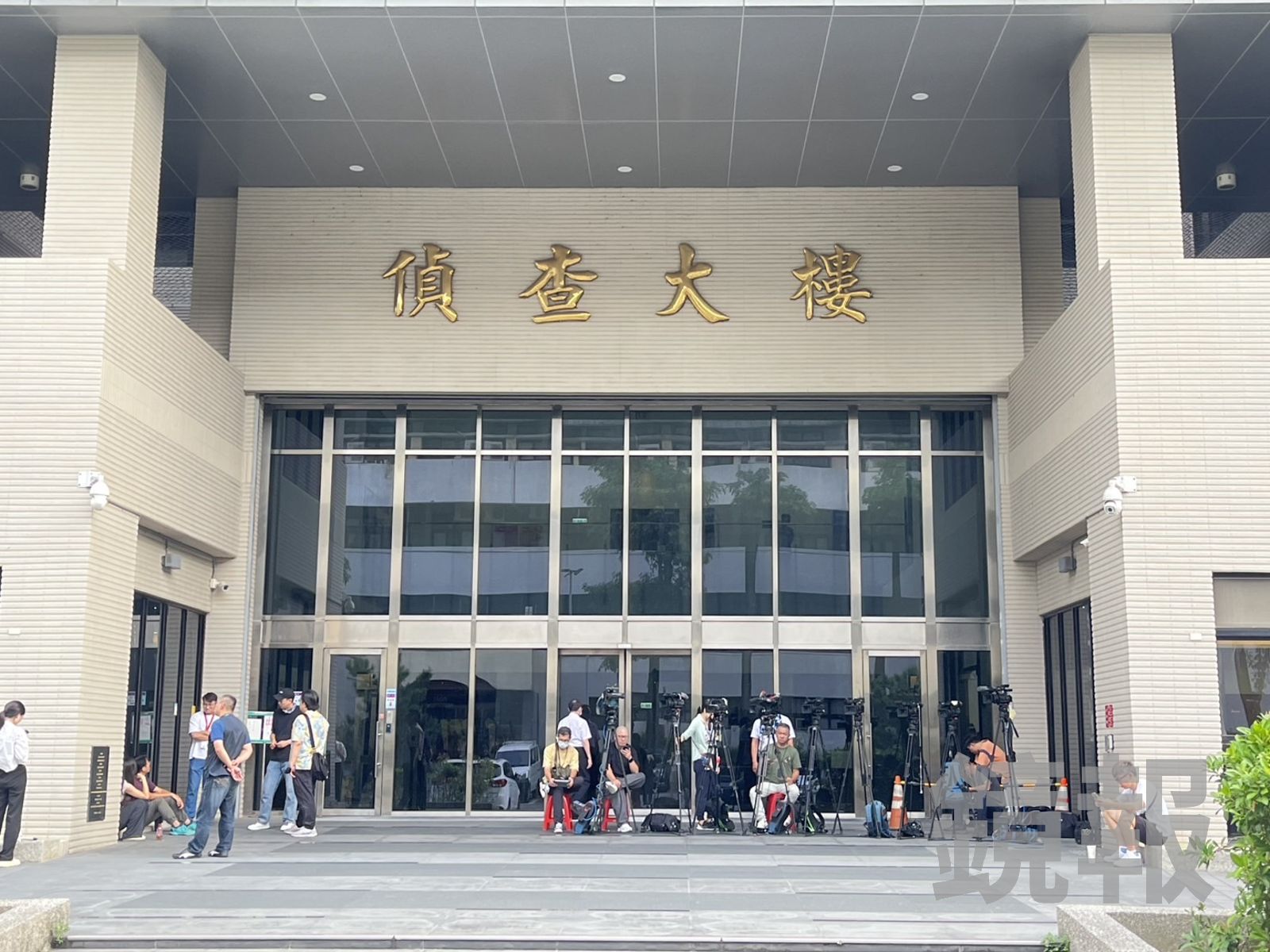 截至傍晚5點多，士林地檢署仍有大批媒體守候江祖平。李依璇攝