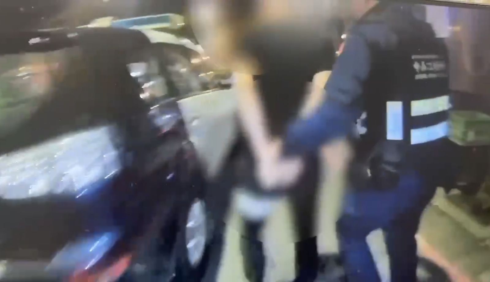 和警察對到眼就露餡！　男褲袋藏2顆「喪屍煙彈」秒被抓包