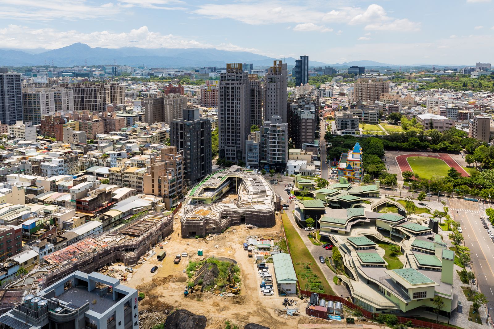 央行利率連六凍、信用管制滴水不放　專家：房市難解渴