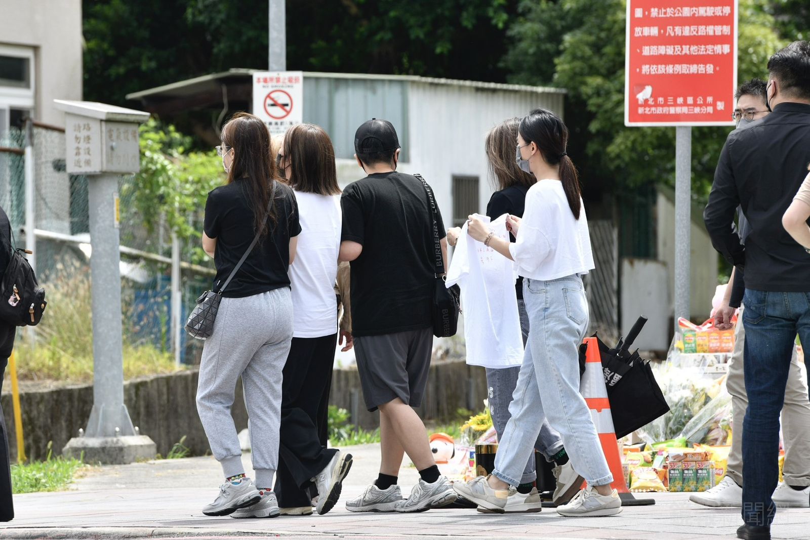 三峽車禍死者家屬回到現場招魂。李智為攝