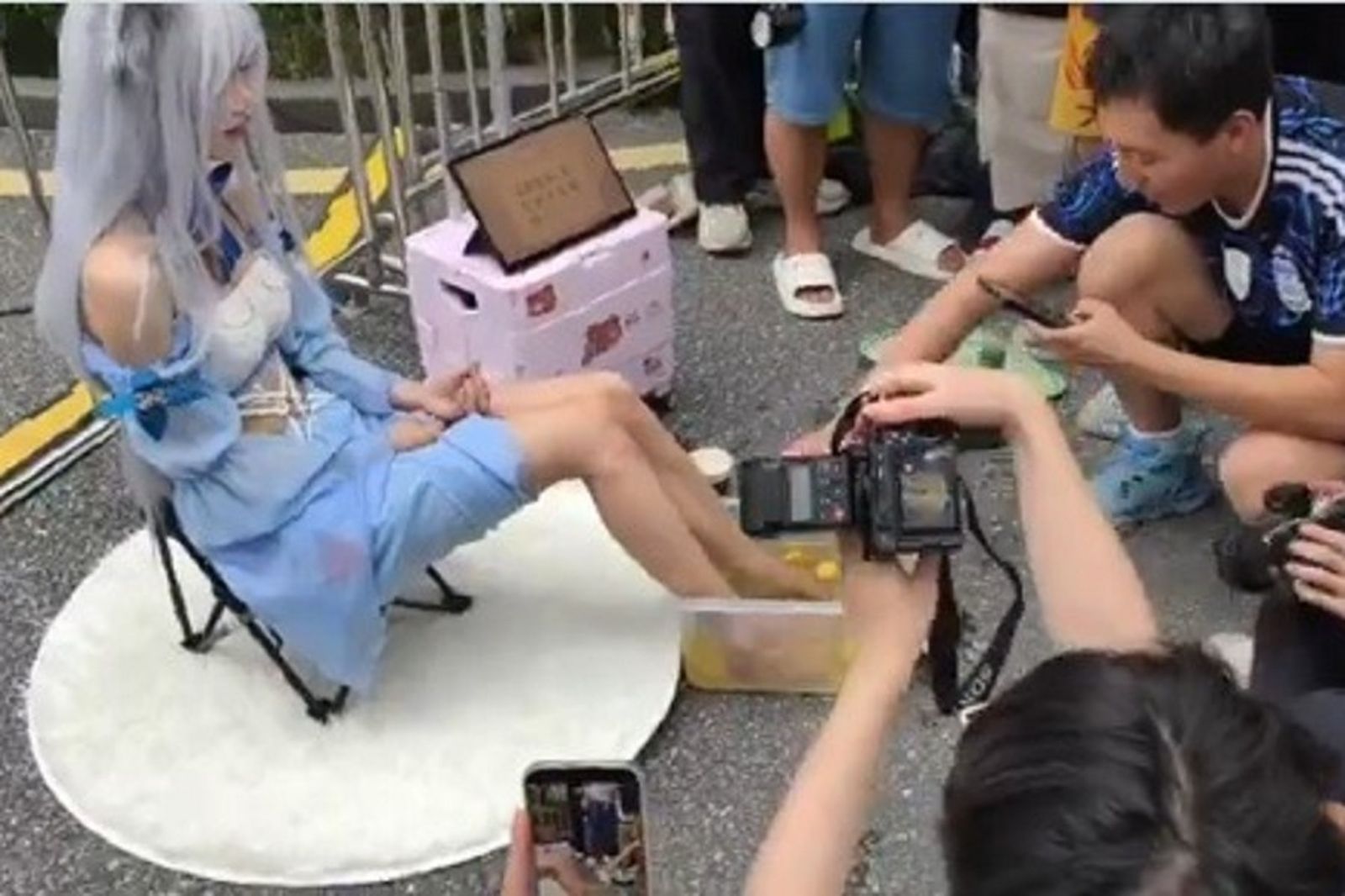 你敢喝嗎?中國動漫展女Coser「現泡洗腳水」賣粉絲 一杯72元