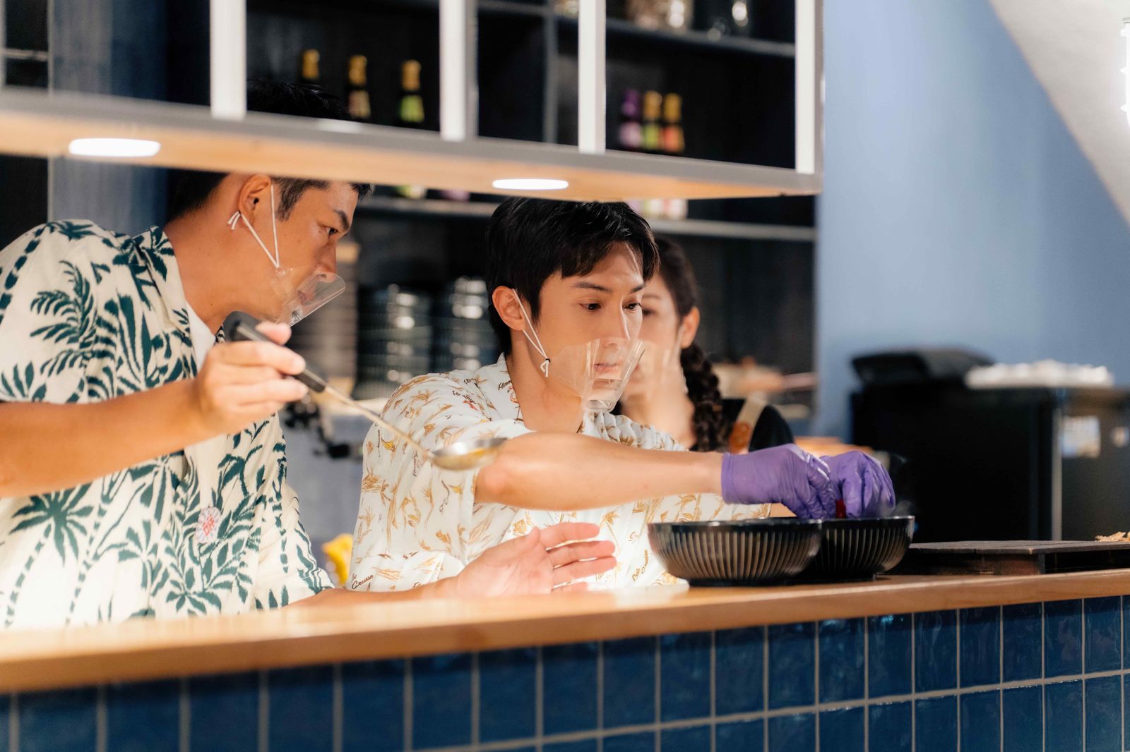 認真的阿本（右）也在餐台前亂了方寸，將調味料搞混的驚慌模樣引發全場爆笑。好看娛樂提供