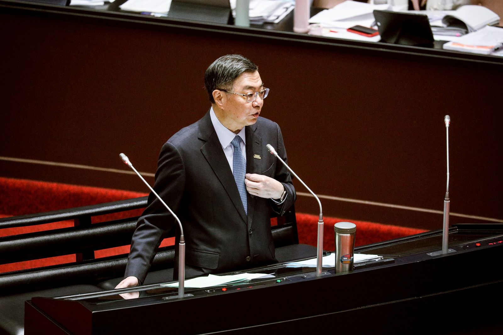 王鴻薇怒摔預算書問「藍白有亂刪預算？」　卓榮泰：凍結誤稱刪除表示道歉