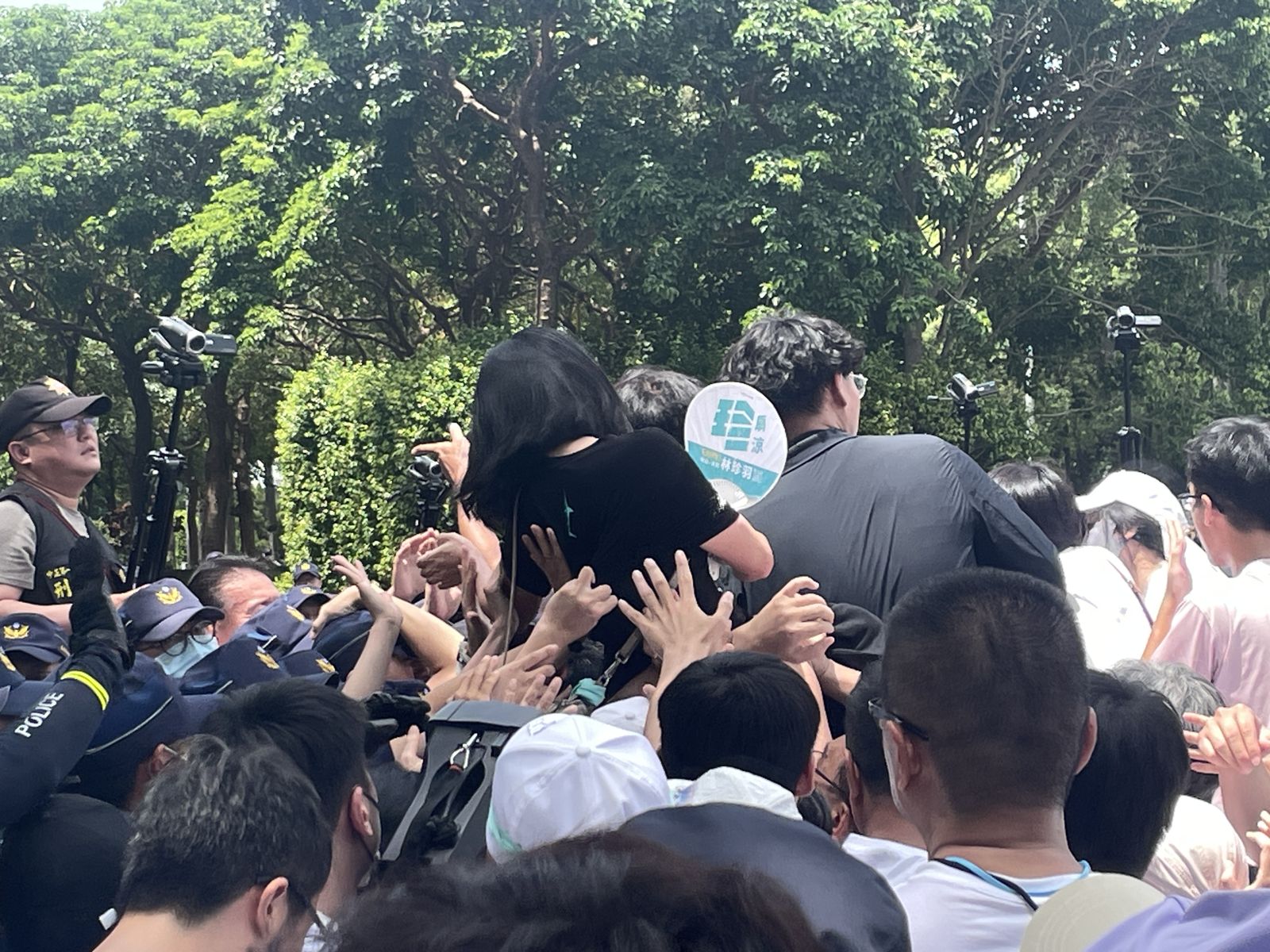 多名民眾黨公職也不斷推擠爬上人群,遭警方以廣播驅離。(圖/陳凱貞攝)