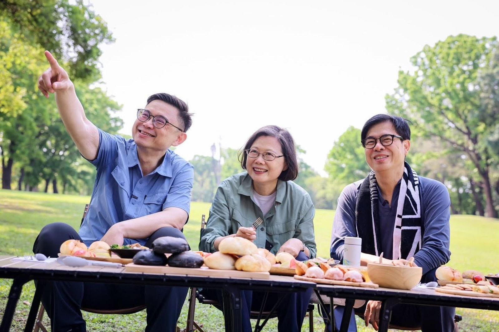蔡英文合體陳其邁、賴瑞隆果嶺健走!野餐嗑「香菜」花生糖愛不釋手