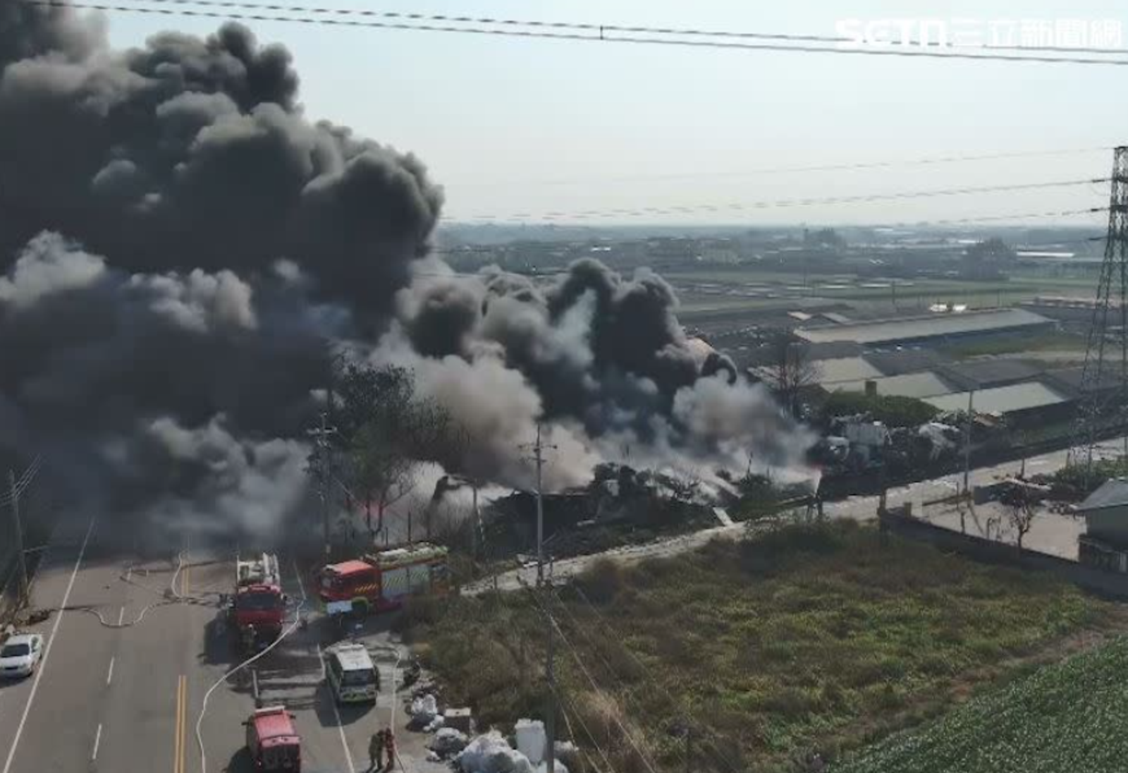 雲林回收場祝融黑煙遮天 空污橫跨4鄉鎮 褒忠、土庫、元長、水林「快關門窗」