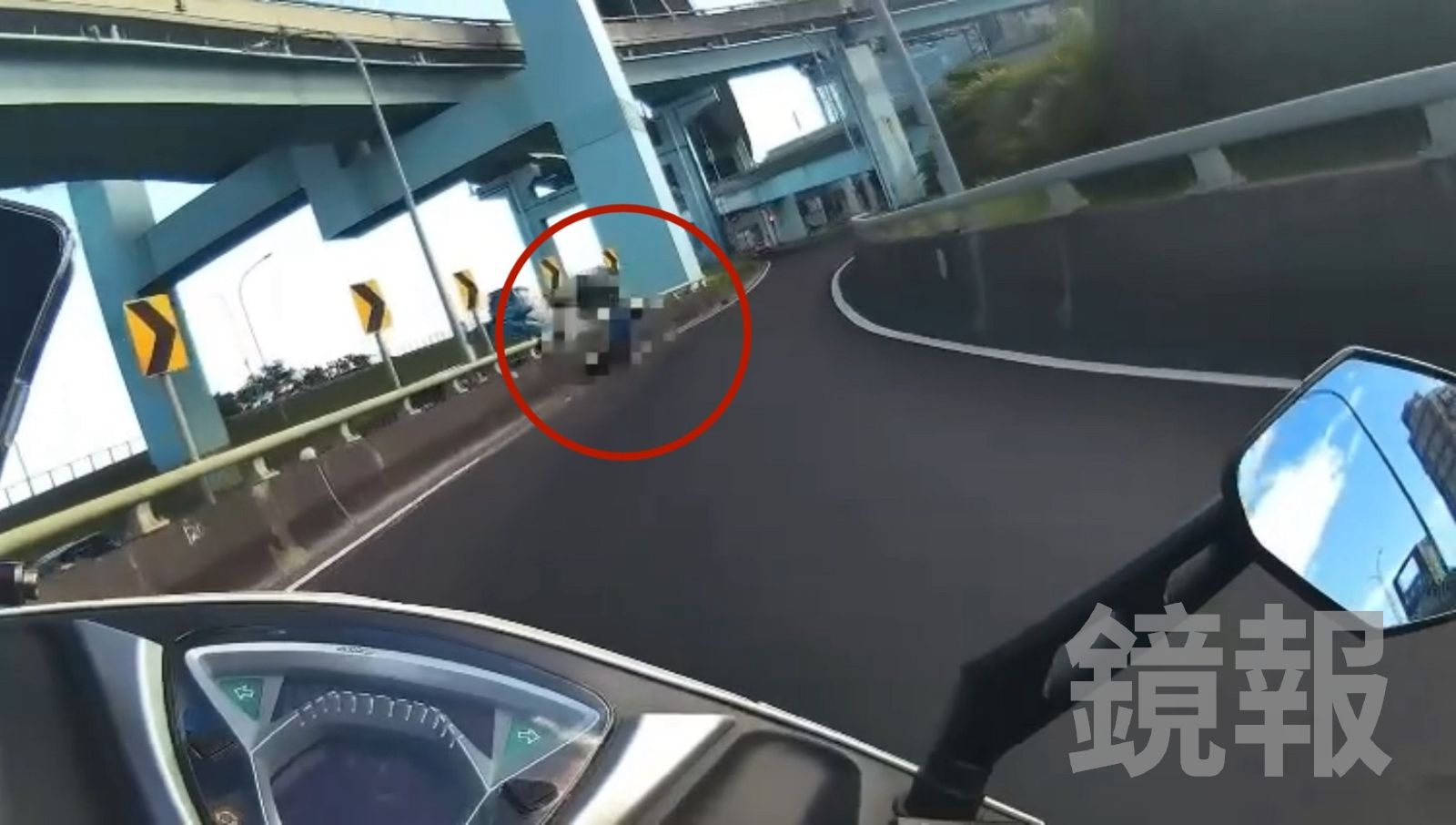 有片／亡命竊車版頭文字D！嫌犯台65狂飆　拓海險「填海」匝道口自摔落網