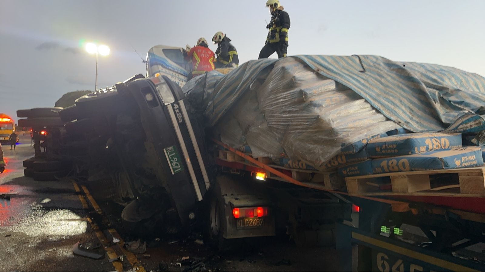 驚悚畫面曝!瑞芳台2線大貨車翻覆釀對撞 車頭幾乎遭撞扁…駕駛夾困送醫不治
