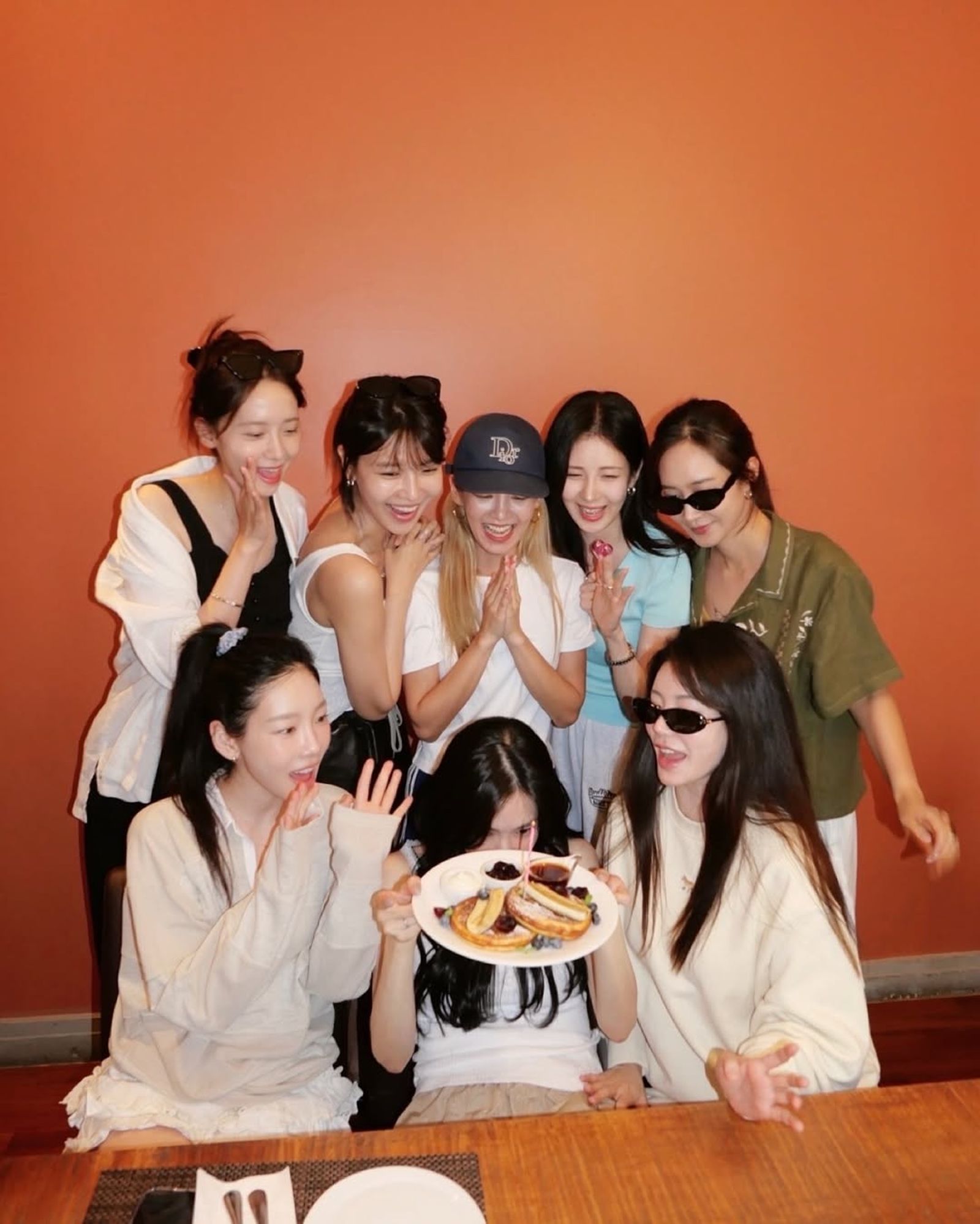 過生日的蒂芬妮拿著插著蠟燭的鬆餅許願。翻攝IG@tiffanyyoungofficial