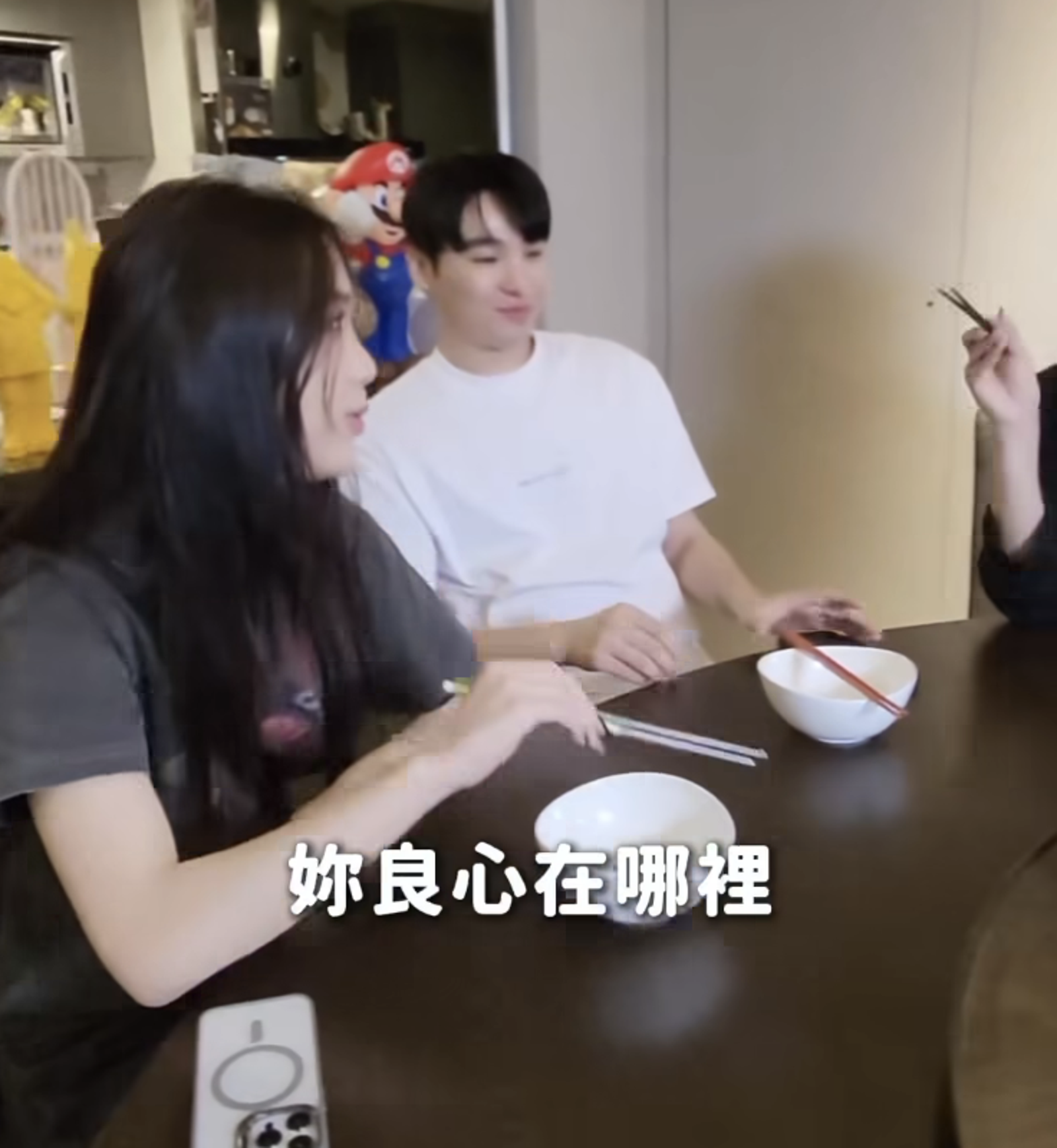 Emma吐槽媽媽，被問：「良心在哪？」翻攝胡小禎臉書