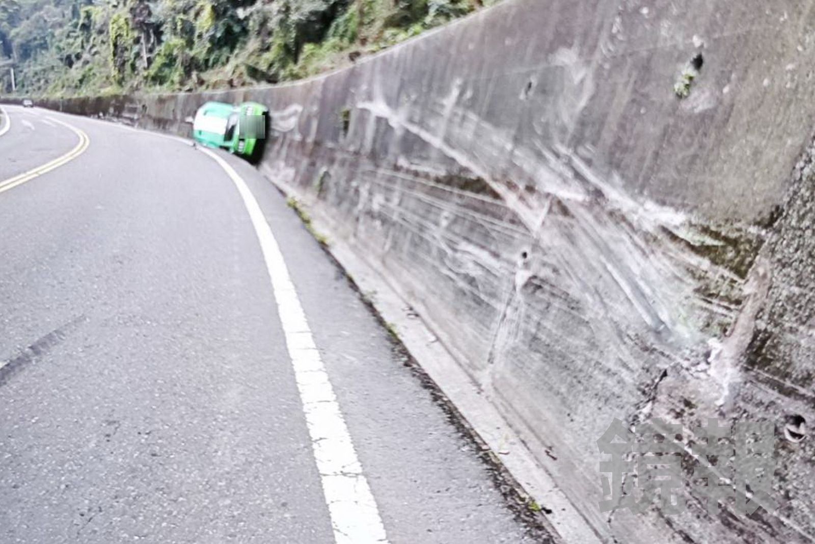 跑車擦撞山壁，留下長長的刮痕。民眾提供