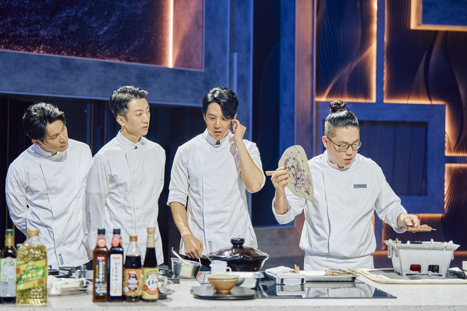 姚淳耀(左起)、張懷秋、胡宇威、主廚鄭淳豪。主廚鄭淳豪靠著炭火烤鰻魚飯擄獲人心。華視提供