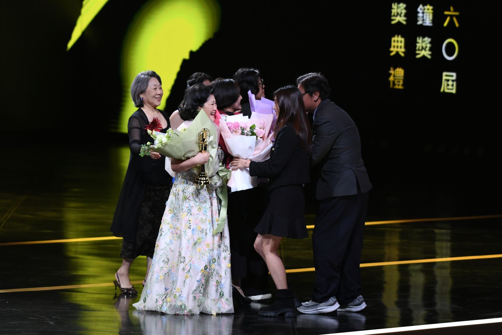 蓓蓓收到許多獻花。三立提供