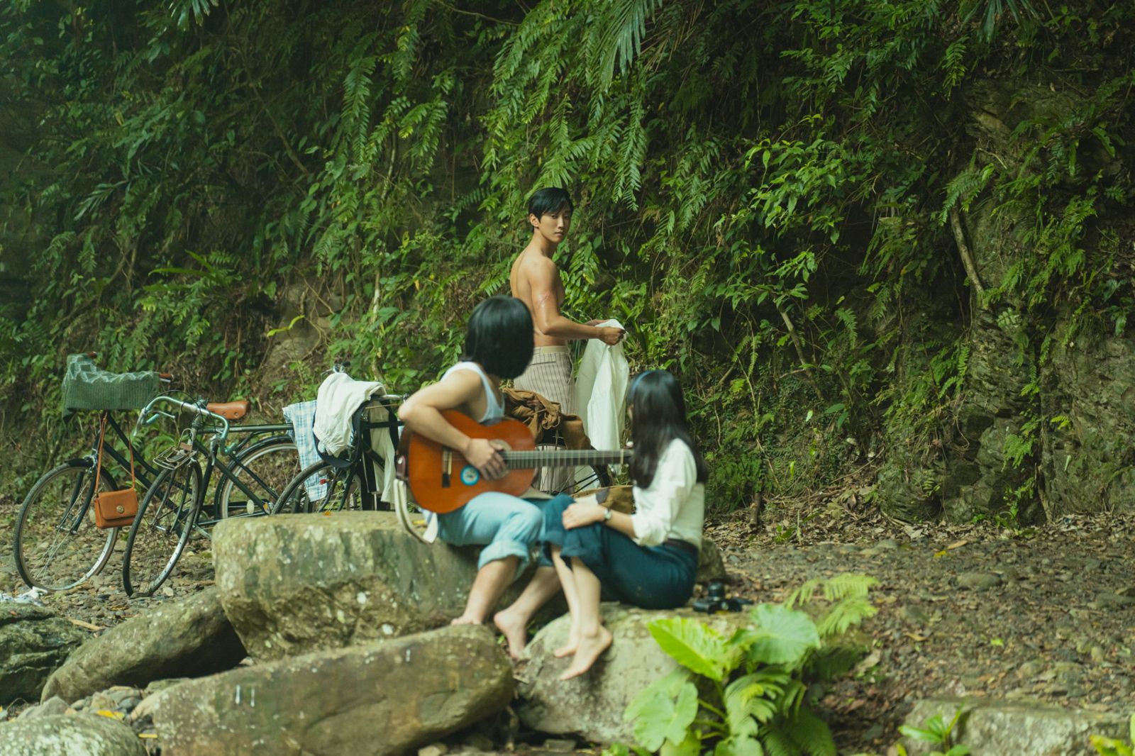 振永脫下跆拳道外衣展現精實好身材，大胸肌吸引宋柏緯和李沐目光。瀚草文創GrX STUDIO提供