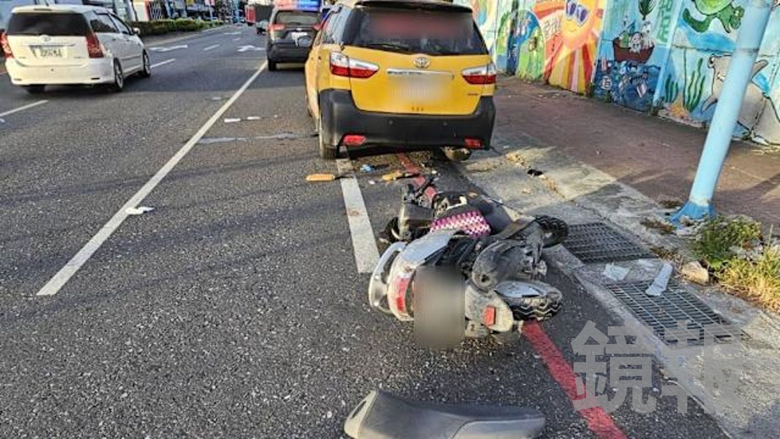 婦人遭撞飛後，一到受困前方小黃車底。翻攝畫面