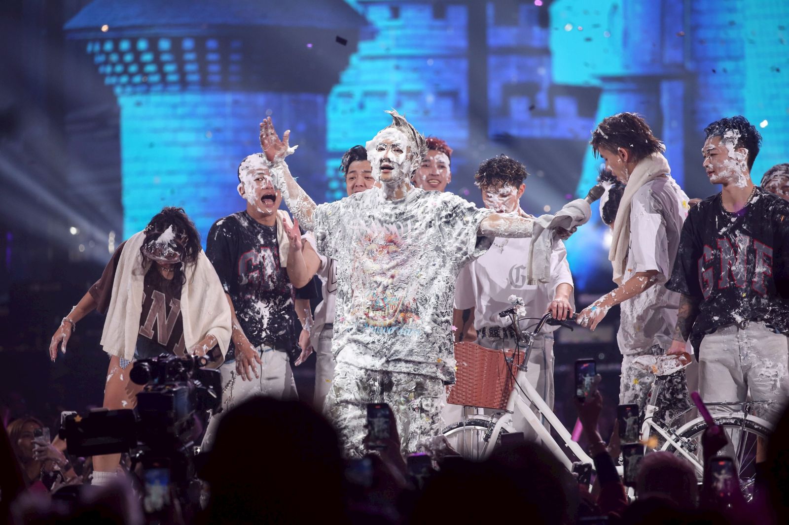 直擊／這是羅志祥？全身被砸泡沫超驚人　連媽媽也不放過