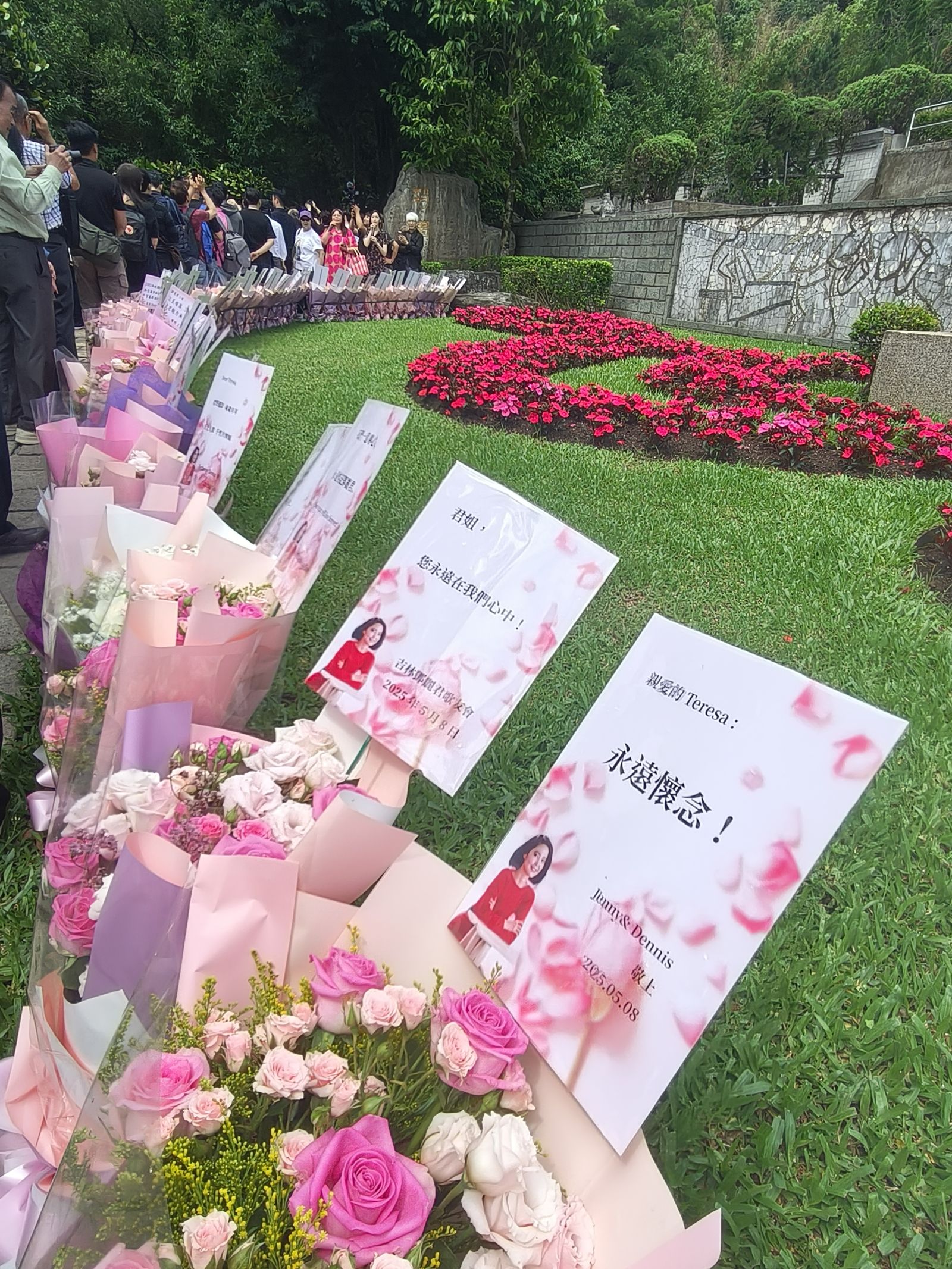 鄧麗君30週年筠園音樂會8日在金寶山舉行，世界各地歌迷獻花追憶永遠的巨星。尤嬿妮攝