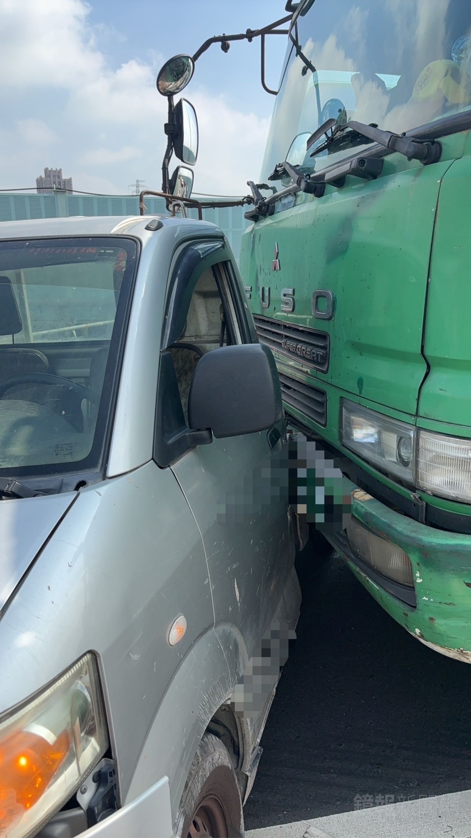 大型曳引車追撞之後，車頭緊貼小貨車駕駛座車門。警方提供