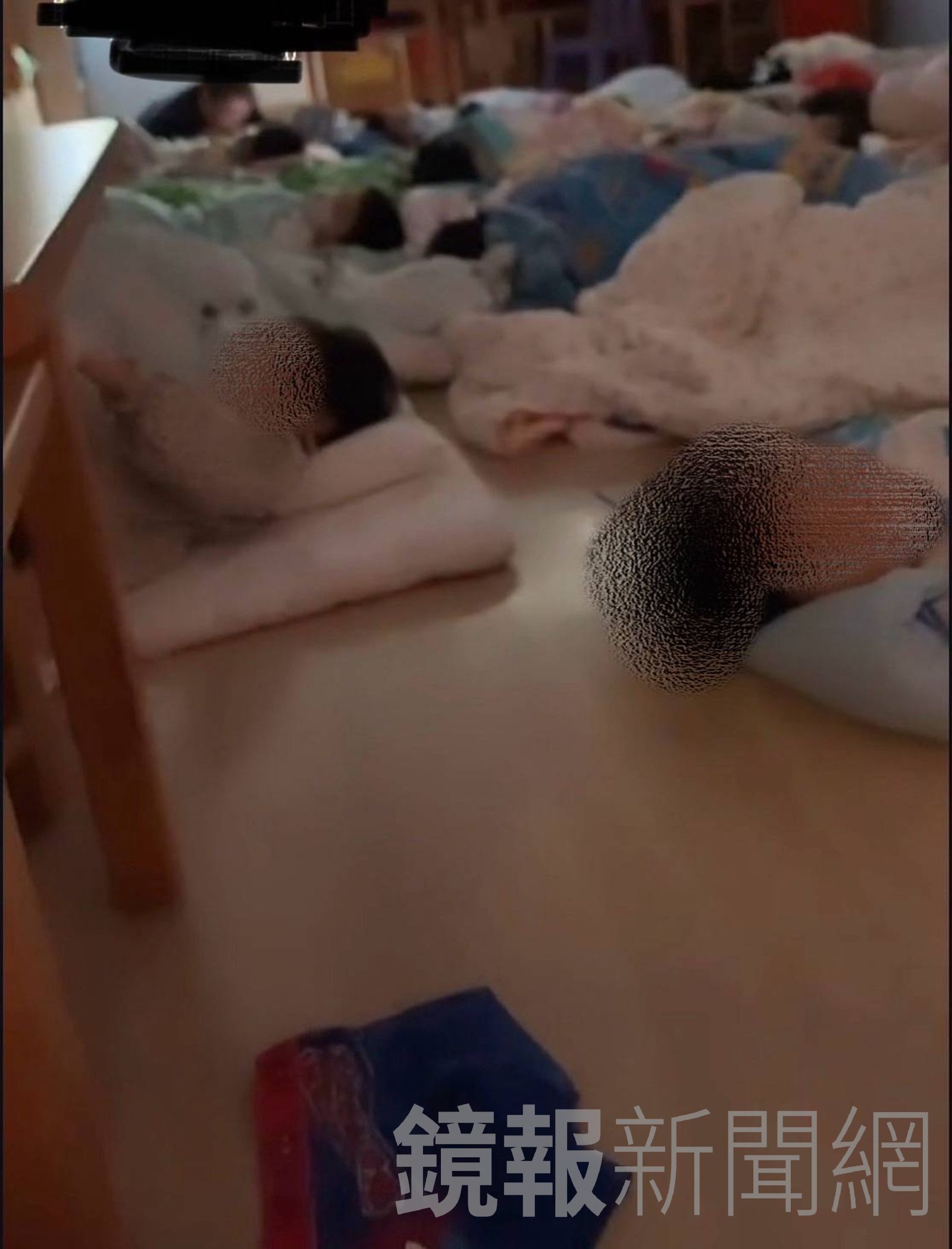 家長投訴教室狹小，20個學童午睡時連腳都無法伸直。家長提供