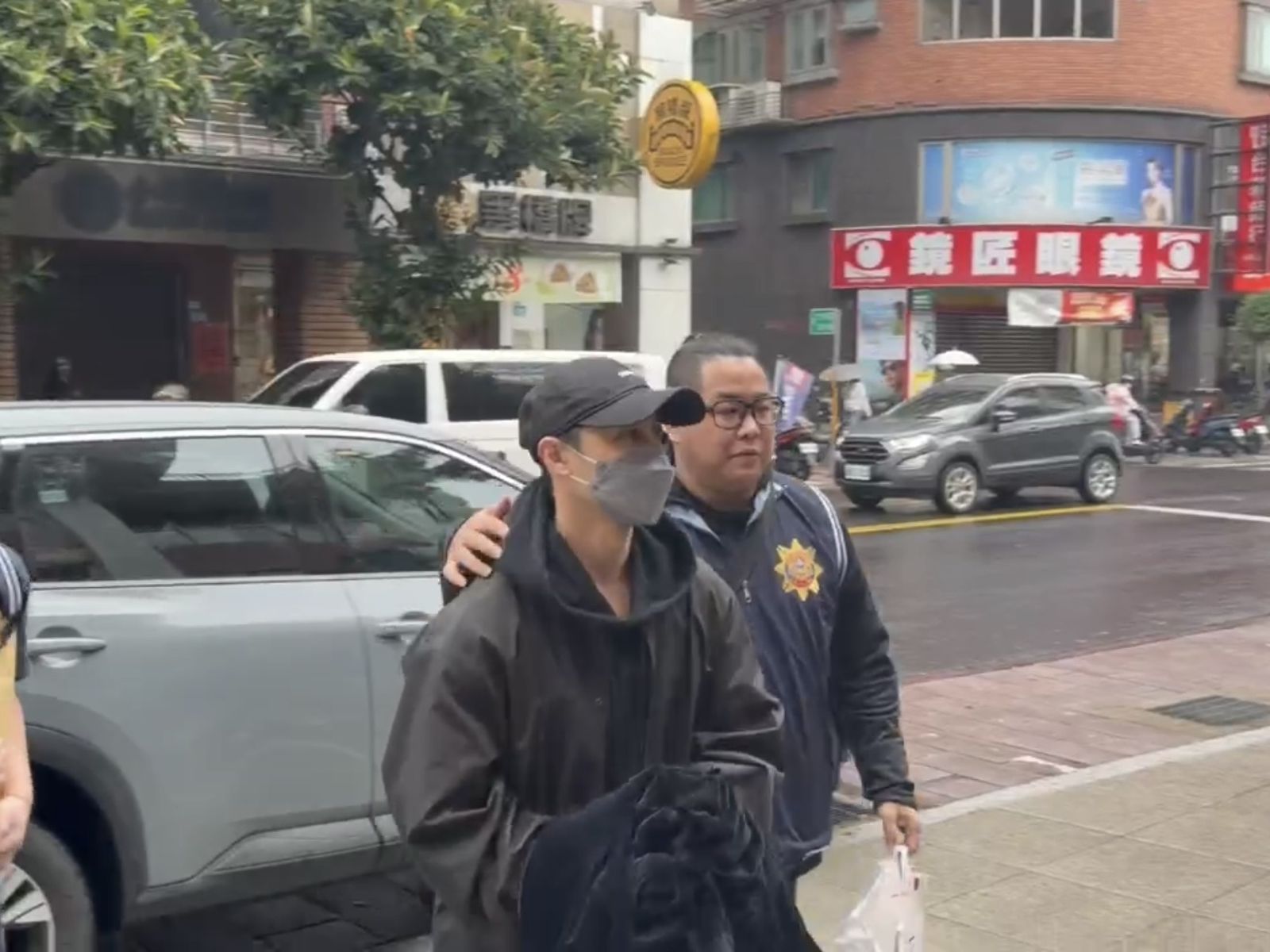 王子落網畫面曝!精神不濟被帶進警局 外套包手全身黑現身