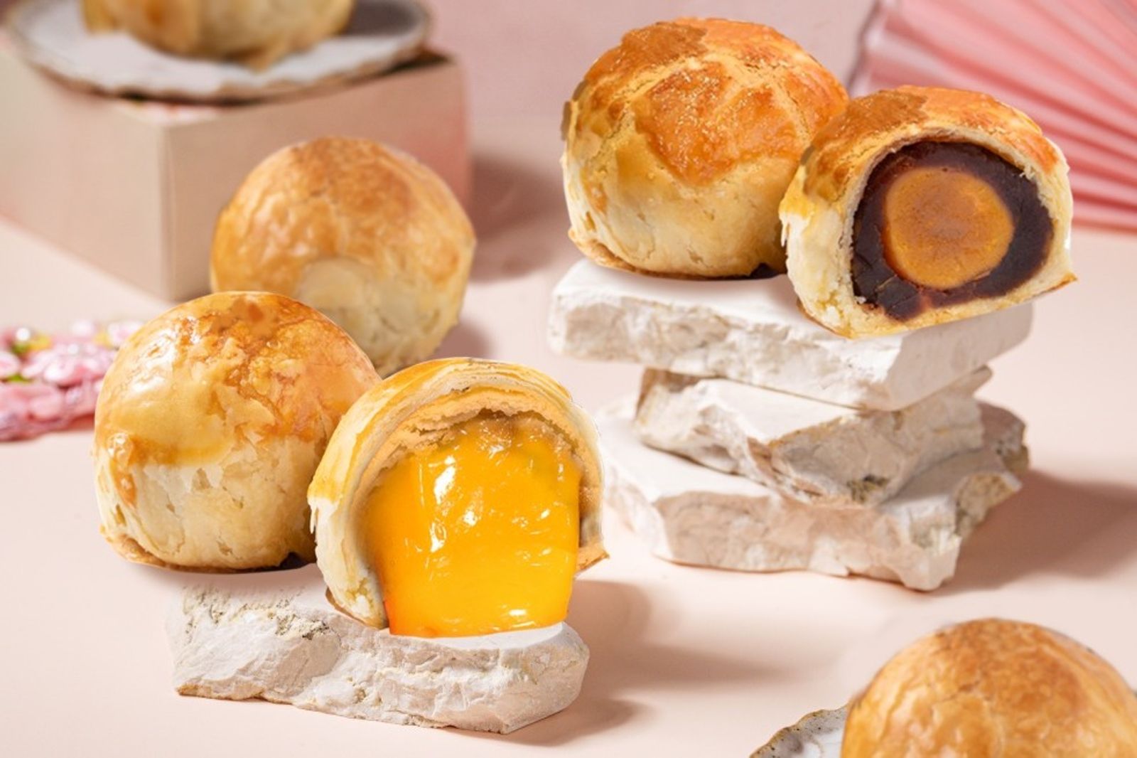 生乳捲專賣「揮別憂鬱byebyeblues」聯手手搖品牌「COZY TEA」，推出「璀璨銀河－流沙奶黃蛋黃酥」（680元／6入）