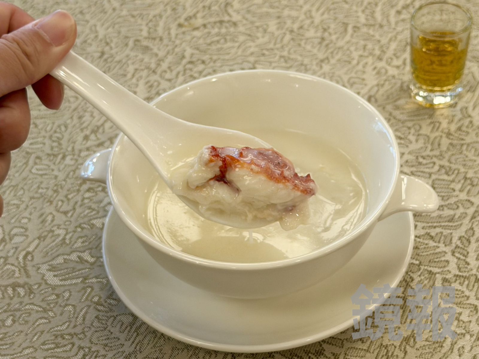 品嘗「瓊漿玉帶藏珍寶」可以先喝原味湯,再加威士忌提味,湯汁更滑順不膩。
