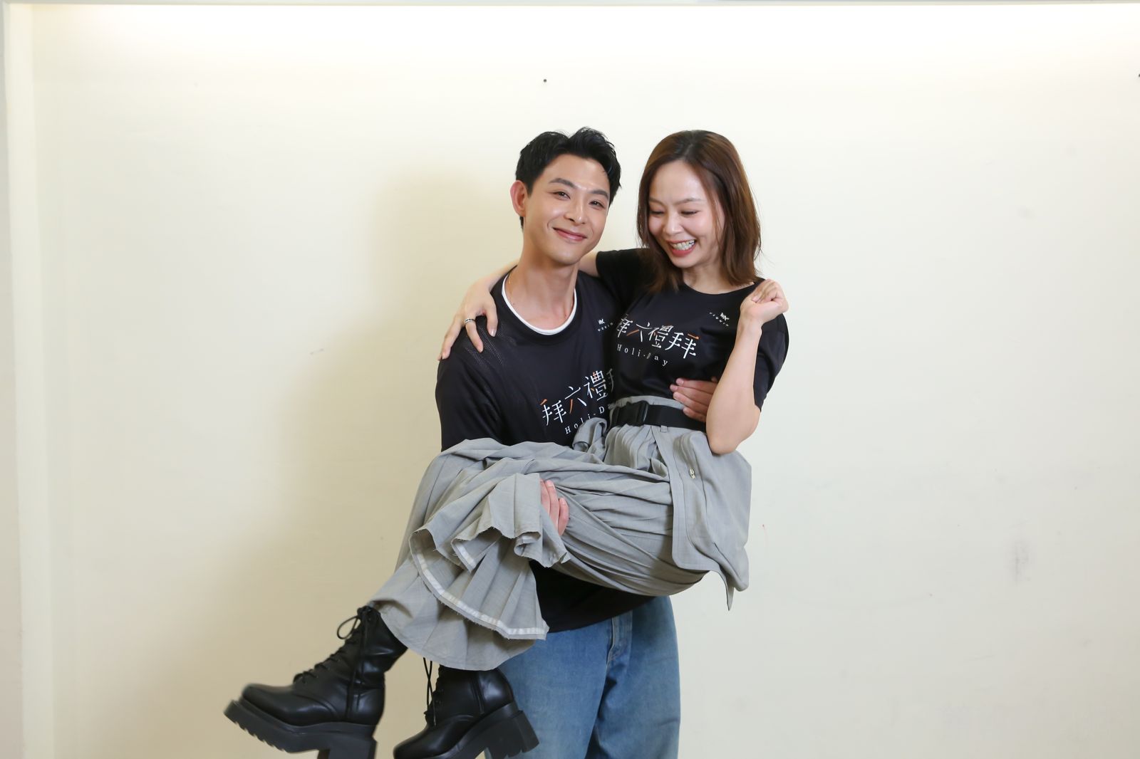 連晨翔（左）與孫淑媚（右）在《拜六禮拜》中配對談戀愛。董孟航攝