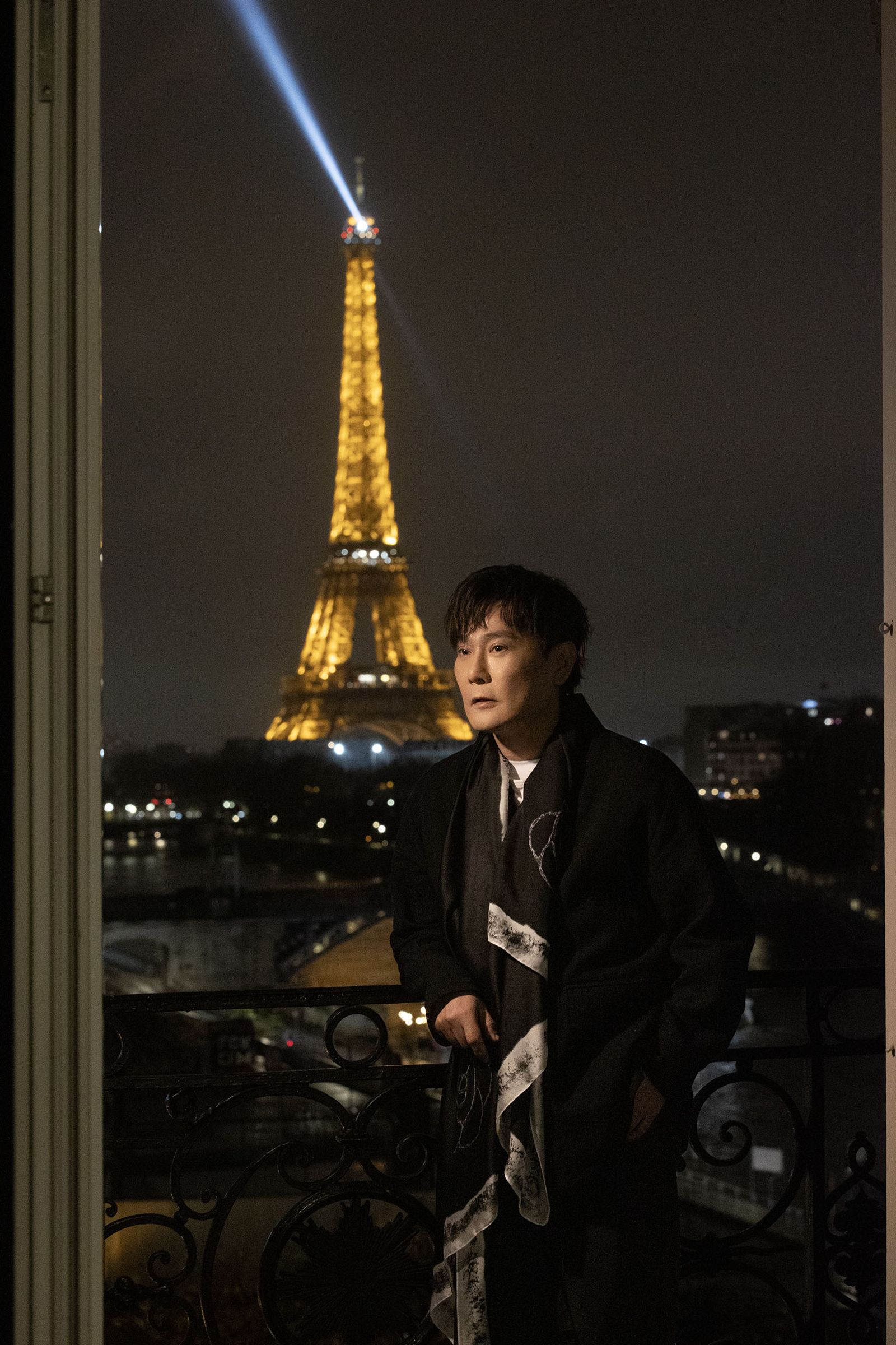張信哲日前在巴黎拍攝新單曲〈守候〉MV。潮水音樂提供