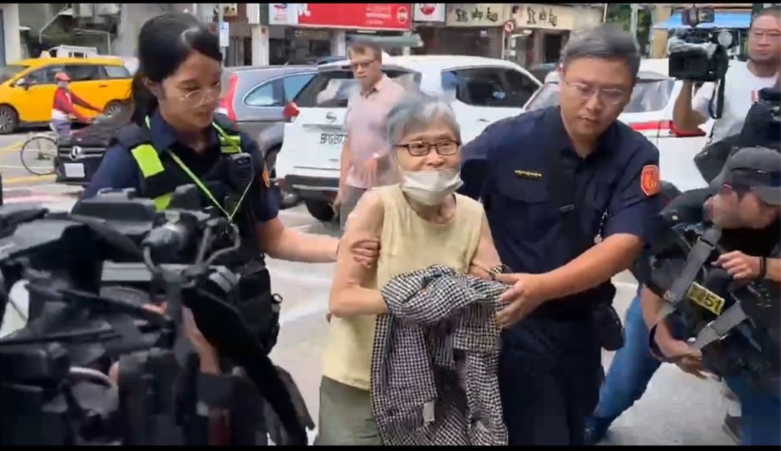 有片／北捷阿婆逼讓座遭踹飛　竟是通緝犯！73歲婦超商被逮嗨喊「盡量拍」