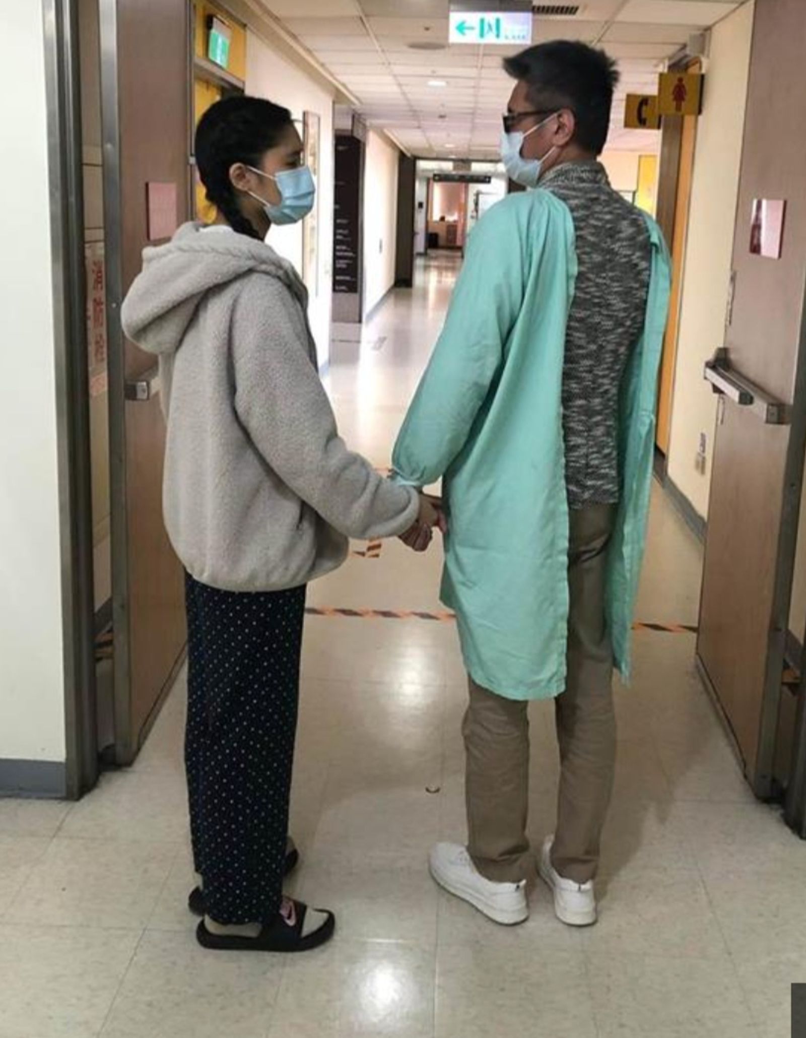 包小柏陪女兒入院時拍下父女背影為她打氣，沒想到從此天人永隔。翻攝包小柏臉書