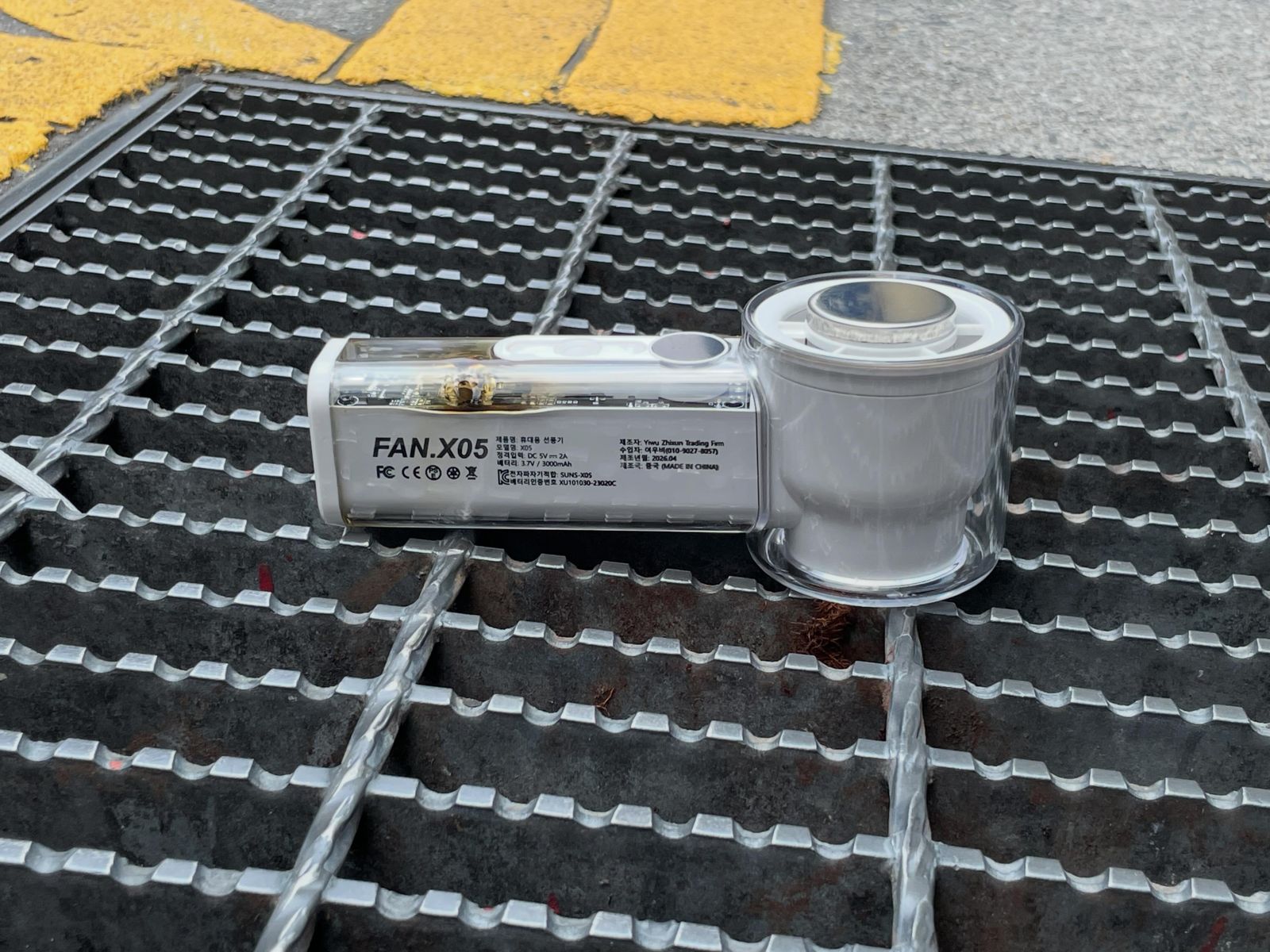 夏日消暑神器變炸彈?手持風扇才用2次竟冒煙變形 同款台灣電商也在賣