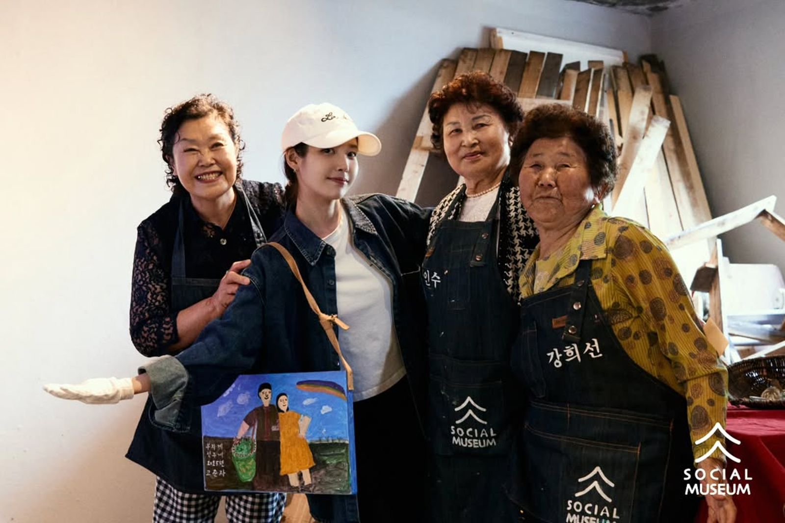 IU(左二)與畫家奶奶們合照。翻攝IG@socialmuseum.kr