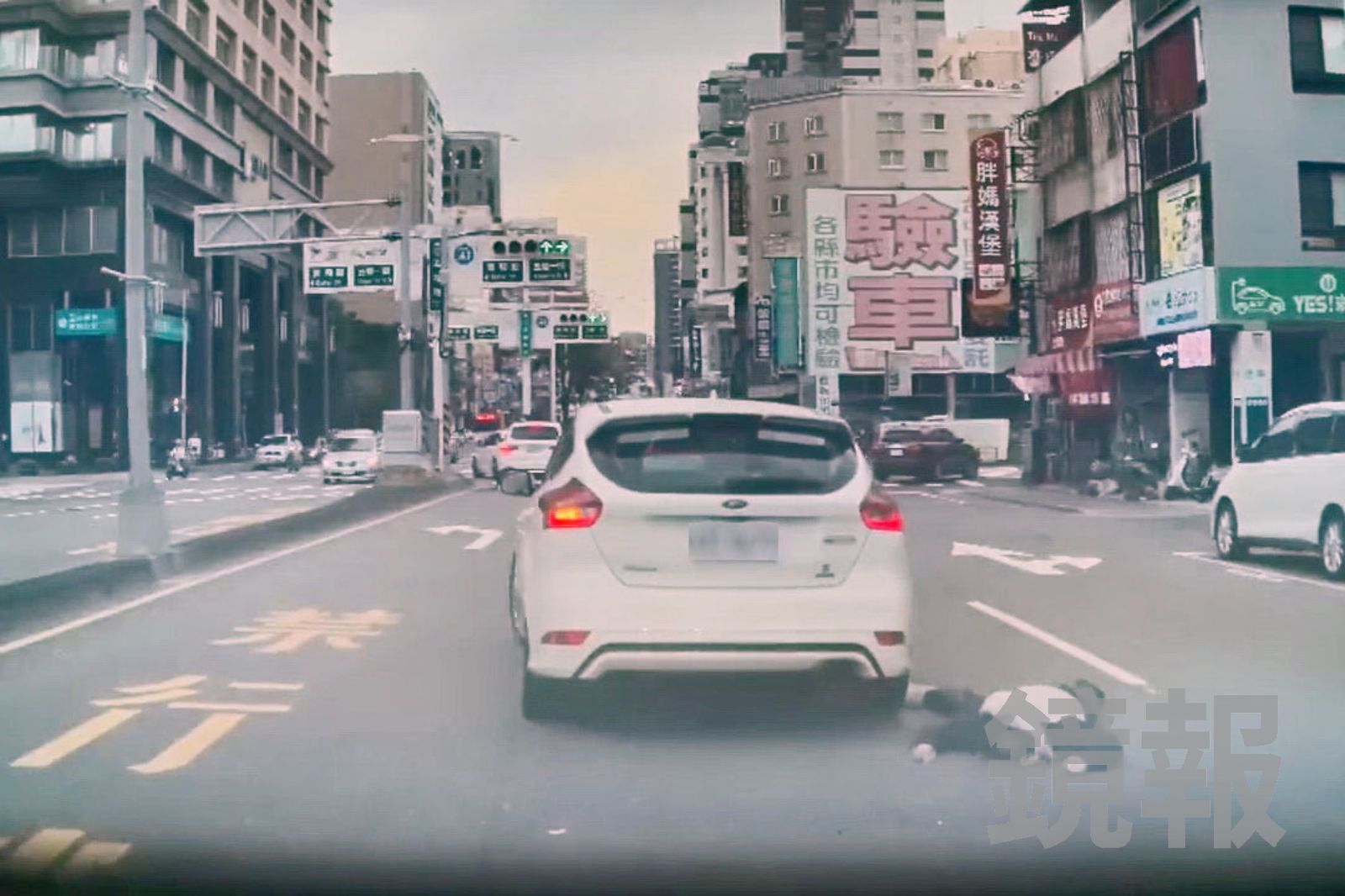 陳男摔車後，遭路過的白色轎車輾過手臂。民眾提供